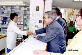 Minister of Social Affairs Mario Aoun meets with the JMP–L Medication Dispensing Department staff.
