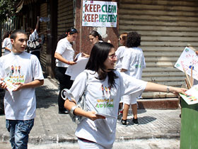 The young participants set up posters and distributed flyers calling for the preservation of cleanliness in the area.
