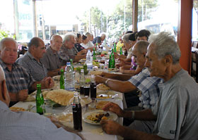 After the visit, the group had lunch in a nearby restaurant.